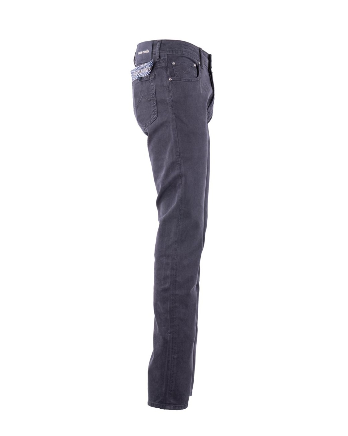 shop JACOB COHEN  Pantalone: Jacob Cohen pantaloni 5 tasche Bard.
Regular-slim fit.
Vita media.
Tessuto diagonale di lyocell e cotone stretch tinto in capo tortora.
Salpa in pelle scamosciata marrone e panna con pattern a laser. Logo ricamato.
Bottone smaltato opaco con motivo circolare e logo 3D, finitura terra.
Include bandana con stampa mosaico e rocchetto di filo.
Patta interna ricamata con nome del pantalone e citazione del fondatore.
Composizione: 49% lyocell, 49% cotone, 2% elastan/spandex.
Made in Italy.. QE004 S4216-Y99 number 9679514